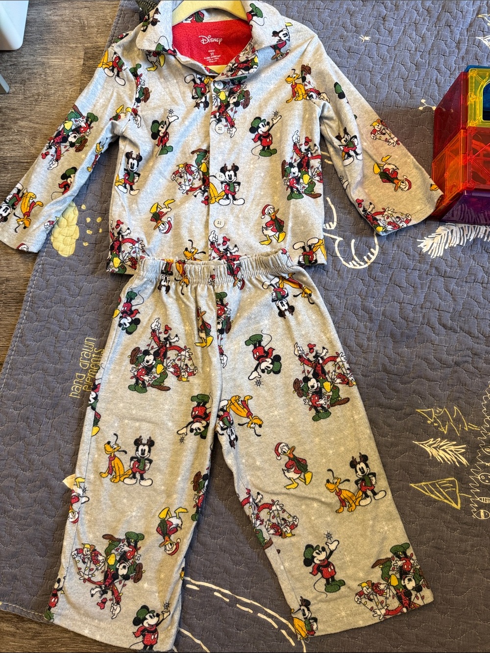 Disney Gray Mickey & Friends Holiday Pajama Set 3T small